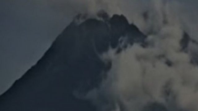 Gunung Merapi Kembali Luncurkan Lava Pijar Sejauh Km Pagi Ini