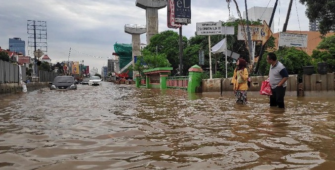 Banjir di Jalan Boulevard Kelapa Gading Jakarta Utara