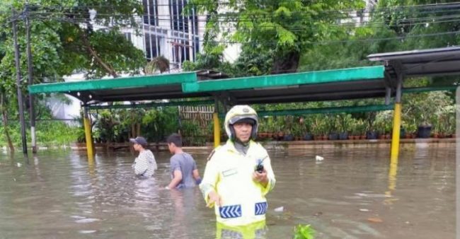 Banjir dengan ketinggian 50-60 cm di Jl.Letjen Suprapto Jakarta Pusat, Minggu (23/2/2020)/Foto:TMC Polda Metro Jaya