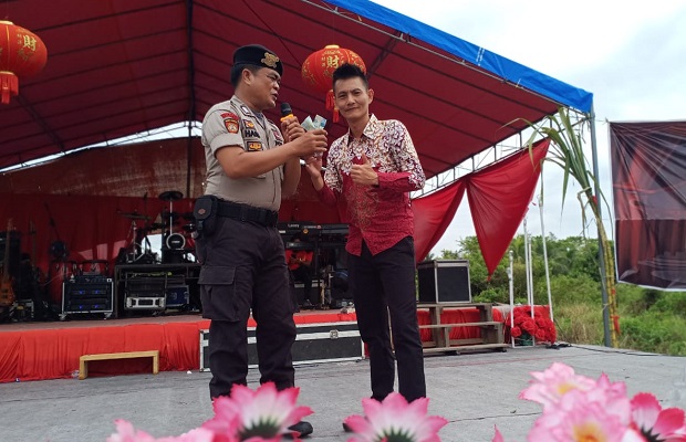 Ucok Hans "Andy Lau Indonesia" bersama Ketua Panitia Acara Bui Khiong/ist