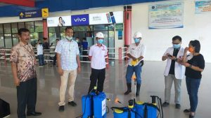 Petugas Dinas Kesehatan Kota Gunungsitoli saat screaning penumpang pencegahan covid-19 di Bandara Binaka Gunungsitoli/ist