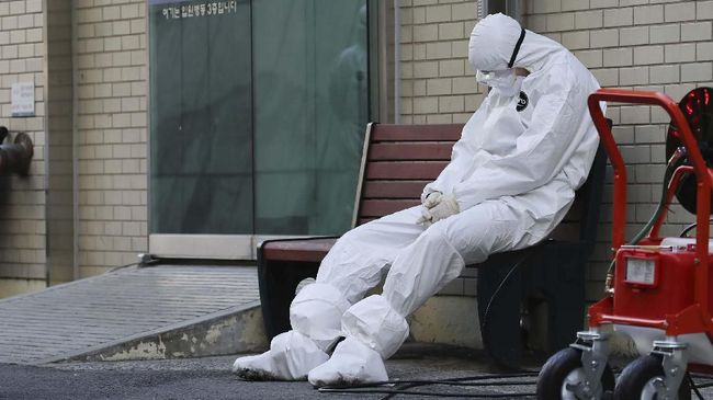 Ilustrasi. Salah satu anggota tim medis wabah virus corona di Korea Selatan yang sedang istirahat. (Im Hwa-young/Yonhap via AP)