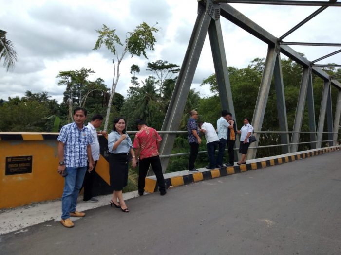Anggota Komisi III DPRD Kota Gunungsitoli saat memeriksa langsung proyek jembatan/ist