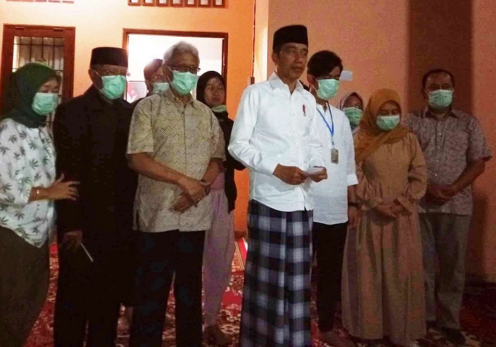 Presiden Jokowi saat menyampaikan keterangan pers di rumah duka, Sumber, Banjarsari, Solo, Rabu (25/3/2020)