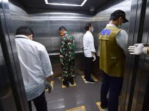 Presiden Jokowi saat naik lift RS Darurat Covid-19 Wisma Atlet Kemayoran/Tagar.id