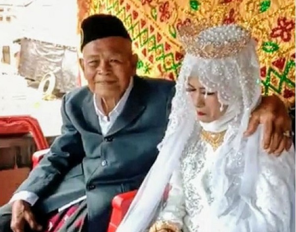 Muhammade dan Indo Alang saat resepsi pernikahan/Kendari Pos