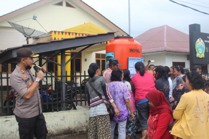 Kapolres Nias AKBP Deni Kurniawan, S.I.K, MH launching sarana cuci tangan masyarakat bagi warga Kota Gunungsitoli, Kamis (26/3/2020)/ist