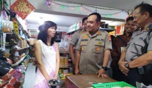 Jajaran Polres Metro Jakarta Utara mengunjungi toko sembako milik Susanna Indrayani di Teluk Gong yang viral di media sosial/net