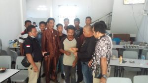 LSM POM memberikan bantuan kepada Zainal, warga Desa Sambau/ist