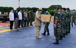 Menhan Prabowo Subianto memberikan sebuah kotak yang berisi peralatan medis kepada personil TNI di Bandara Halim Perdana Kusuma, Jakarta, Senin (23/3/2020)/BNPB