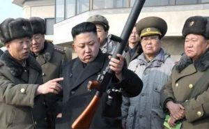 Pemimpin Tertinggi Korea Utara Kim Jung-un sedang memeriksa senjata/net