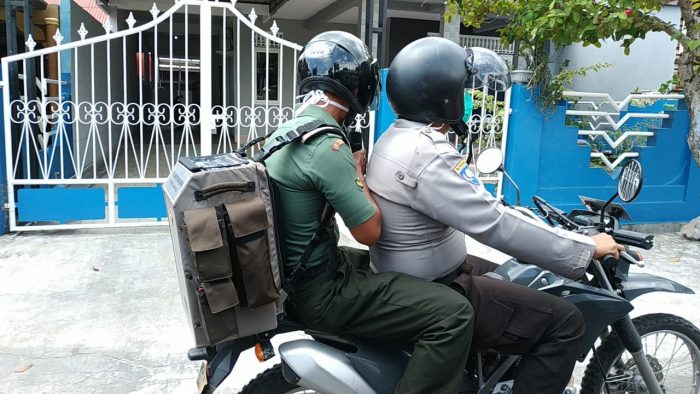Mengatisipasi dan mencegah Virus Corona (Covid-19) Babinsa bersama pihak Kepolisian berkeliling mengendarai sepeda motor mengimbau masyarakat di Kelurahan Sei Jang, Kota Tanjungpinang, Kepulauan Riau, Sabtu (21/3/2020)/ist