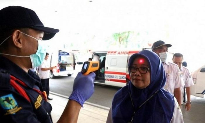 Petugas pengamanan melakukan pengecekan suhu tubuh pegawai yang masuk ke gedung Wali Kota Jakarta Utara/Antara