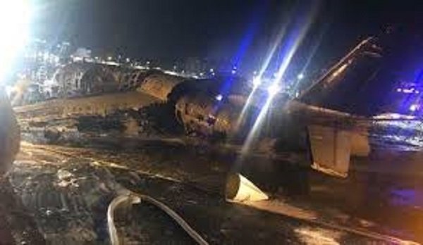 Pesawat Jatuh dan meledak di Manila