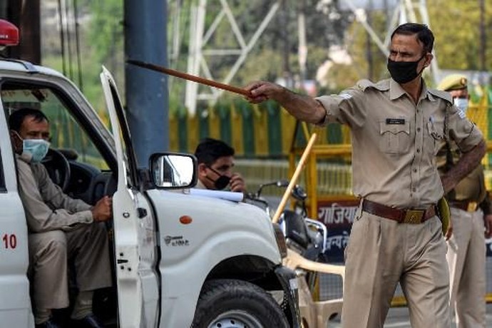 Polisi India mengusir warga yang keluar rumah saat lockdown/AFP