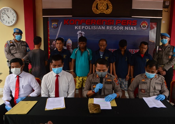 Kapolres Nias AKBP Deni Kurniawan saat konferensi pers kasus pembunuhan di Mapolres Nias, Senin (30/3/2020)/ist