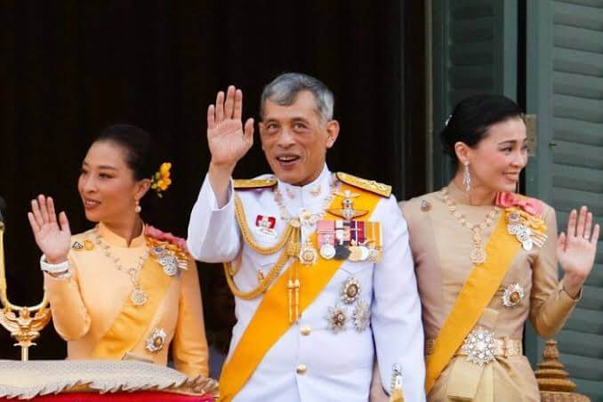 Raja Thailand Maha Vajiralongkorn bersama selir/net