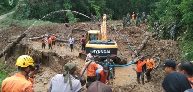 Pencarian korban tanah longsor di Desa Santanamekar, Kec.Cisayong, Kab.Tasikmalaya/Pikiran Rakyat