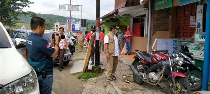 Wali Kota Gunungsitoli, Lakhomizaro Zebua saat mendatangi warga untuk melakukan penyemprotan disinfektan/ist