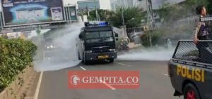 Polres Tangsel melakukan penyemprotan disinfektan dengan menggunakan mobil water cannon di sejumlah ruas jalan utama Tangesel/ist