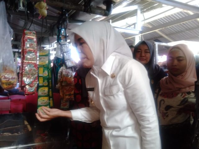 Wakil Wali Kota Palembang Fitrianti Agustinda berdialog dengan pedagang Pasar Kebon Semai Skip/ist