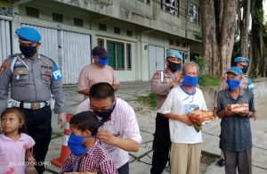 Jumat Barokah, Bidpropam Polda Jambi Bersama Relawan Berbagi Masker dan Nasi Kotak/foto: istimewa