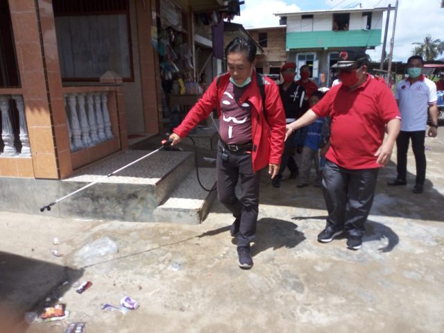 Ketua DPC PDIP Kota Gunungsitoli yang juga Ketua DPRD Yanto Ue saat melakukan penyemprotan disinfektan ke pemukiman warga/istimewa