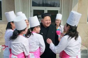 Pemimpin Korut Kim Jong-un bersama para pelayannya/net
