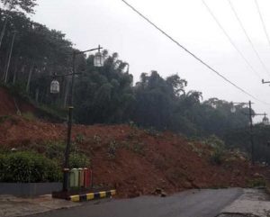 Tanah longsor menutup jalan jalan utama penghubung Cianjur- Sindangbarang
