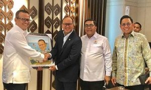 Wakil Ketua Umum Kadin Bidang Kelautan dan Perikanan Yugi Prayanto bersama Ketum Kadin Rosan P Roeslani memberikan penghargaan kepada Menteri KKP Edhy Prabowo/foto:investor.id