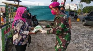 Danyonmarhanlan IV Tanjungpinang Mayor Marinir Hafied Indarwan S.E membagikan sembako masyarakat terdampak Covid-19/foto:istimewa