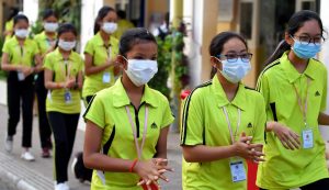 Waspada virus corona, Pelajar di Kamboja beraktivitas pakai masker/AFP