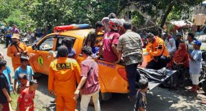 Petugas gabungan SAR Kabupaten Brebes mengevakuasi jenazah dua anak yang hanyut terbaru arus Sungai Rambatan Larangan, Kamis (9/4/2020)/istimewa