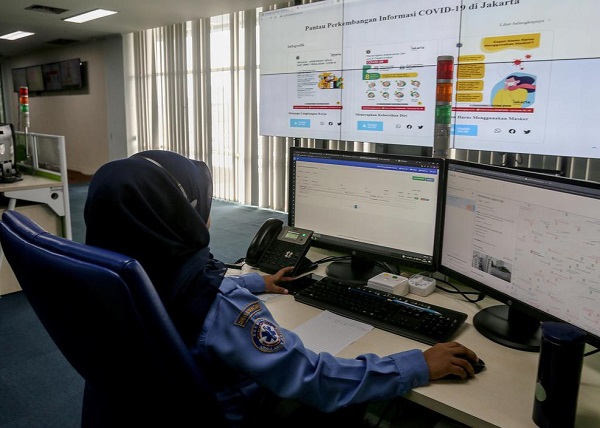 Petugas Dinas Kesehatan DKI Jakarta sedang memantau data penyebaran virus corona (Covid-19)