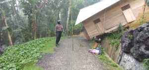 Kondisi rumah keluarga petani, Arlius Zendrato alias Ama Nius di Dusun II Desa Fadoro Hilimbowo Kecamatan Gunungsitoli Alo'oa, Kota Gunungsitoli yang rusak akibat tanah longsor/foto:istimewa