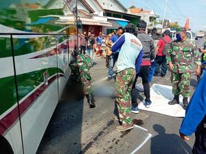 Evakuasi pedagang asongan yang terlindas Bus PO. Dewi Seri di depan Terminal Tanjung Brebes, Jawa Tengah (22/4/2020)/Foto: istimewa