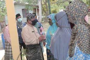 Wakil Bupati Lingga saat menyerahkan paket sembako kepada warga Tajur Biru dan Suak Buaya Kecamatan Senayang/istimewa