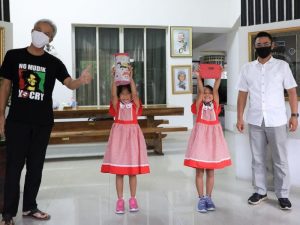 Dua anak perempuan Olivia (8) dan Regina (6) saat menyerahka celengan kepada Gubernur Jateng Ganjar Pranowo untuk disumbangkan membantu penanganan pandemi Covid-19/Dok Pemprov Jateng
