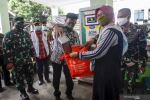 Mentan Syahrul Yasin Limpo meninjau pemberian beras gratis di ATM Pertanian Sikomandan/Antara