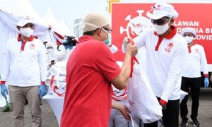 Ketua Relawan Indonesia Bersatu Lawan Covid-19 Sandiaga Uno membagikan paket sembako kepada masyarakat/ist