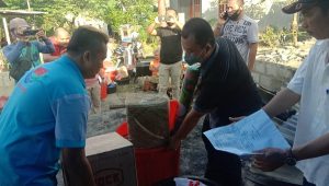 Wakil Wali Kota Gunungsitoli, Sowa'a Laoli saat menyerahkan bantuan kepada keluarga korban di lokasi kejadian, Jum'at (29/5/2020) sore/Foto:istimewa