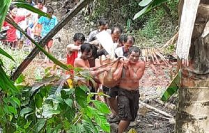 Evakuasi jenazah Menaria Telaumbanua, (28), warga Dusun II Desa Onozitoli Kecamatan Sawo Kabupaten Nias Utara, yang hanyut terbawa arus Sungai Sawo/Foto: istimewa