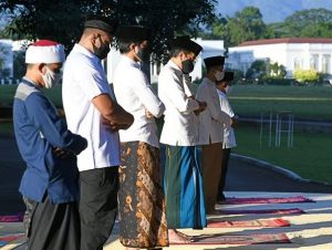 Presiden Jokowi melaksanakan sholat Idul Fitri di Istana Kepresidenan Bogor, Jawa Barat, Minggu (24/5/2020)/BPMI Setpres