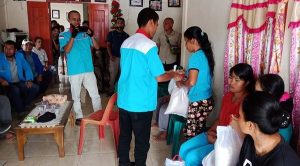 Komite Nasional Pemuda Indonesia (KNPI) Kota Gunungsitoli membagikan sembako kepada masyarakat kurang mampu yang terdampak Covid-19 di Kecamatan Gunungsitoli Idanoi, Jumat (8/5/2020) siang/Foto:istimewa