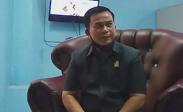 Ketua DPRD Kabupaten Nias dari Fraksi Partai Demokrat Alinuru Laoli saat diwawancarai wartawan di ruang kerjanya/Foto: istimewa