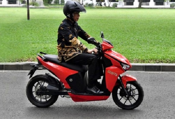 Presiden Jokowi mengendarai motor listrik Gesits di komplek Istana/Dok.MPR