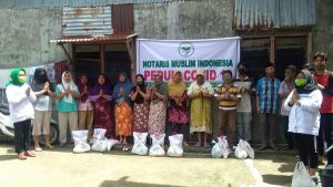 Warga Lingkungan III Kelurahan ilir, Kecamatan Gunungsitoli, Kota Gunungsitoli mengucapkan terima kasih atas bantuan paket sembako yang diberikan Notaris Muslim Indonesia (NMI) pada hari ini Minggu (10/5/2020)/foto:istimewa