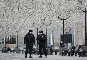 Petugas keamanan di Moskow berjaga di jalan setelah pemerintah Rusia mengumumkan perpanjangan lockdown/Reuters