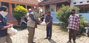 Anggota DPRD Propinsi Jawa Tengah Dapil XII dr. H. Umar Utoyo saat membagikan paket sembako kepada masyarakat Brebes yang terdampak ekonomi akibat pandemi Covid-19/Foto:istimewa