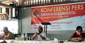 Wali Kota Gunungsitoli Lakhomizaro Zebua saat konferensi pers di Restoran Kaliki, Senin (4/5/2020) siang/Foto: istimewa